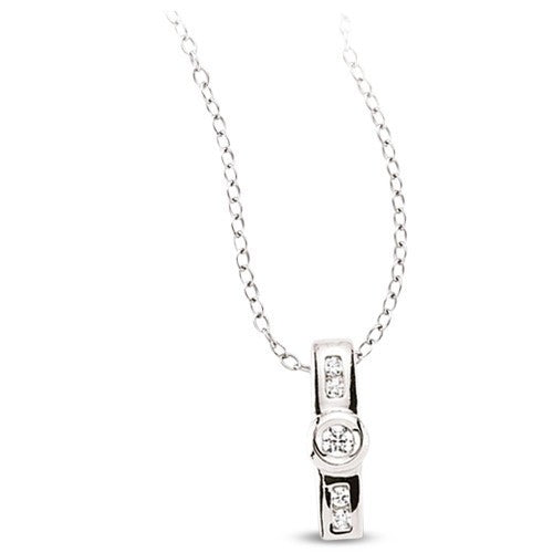 Elegante Silber Anhänger Kette mit vertikalem Anhänger aus 925er Silber, besetzt mit drei weißen Zirkonia-Steinen, auf hellem Hintergrund fotografiert