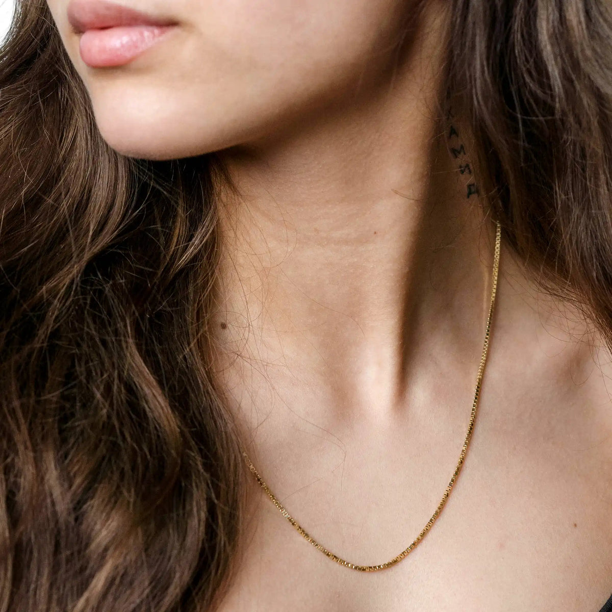 Venezianerkette 585 Gelbgold - massive Kette 1,4 mm 50 cm am Hals getragen - Echtschmuck