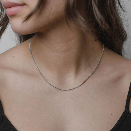 Bingokette 585 Weißgold massiv - Tragebild am Hals - Echtschmuck