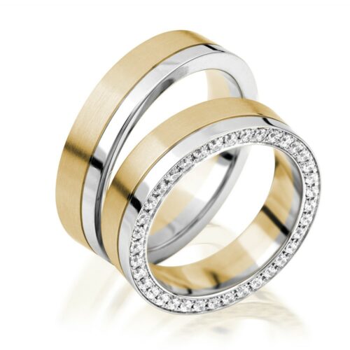 Bicolor Ringe: Eleganz in zwei Farben Verleihen Sie Ihrem Finger einen Hauch von Luxus mit einem Bicolor-Ring aus 8, 10, 14 oder 18 Karat Gelb- und Weißgold. Ob mit funkelnden Zirkonia oder edlen Brillanten besetzt, unsere Bicolor-Ringe sind ein Hingucker für jeden Anlass. Entdecken Sie die Vielfalt unserer Bicolor-Ringe: Klassische Designs: Schlichte Ringe in zwei Farben, die zeitlose Eleganz ausstrahlen. Moderne Designs: Ringe mit raffinierten Details wie Diamantgravuren oder Milgriff-Fassungen. Ringe mit Edelsteinen: Funkelnde Zirkonia oder Brillanten setzen ein brillantes Highlight.
