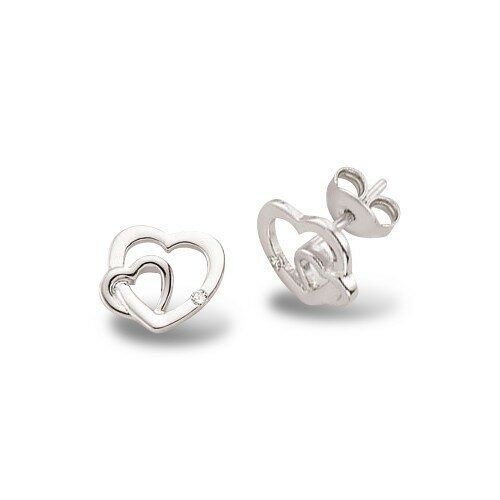 Ein Paar herzförmige Silberohrringe mit eingebetteten Zirkonia-Steinen, die Einfachheit und Eleganz verbinden. Echtschmuck.shop