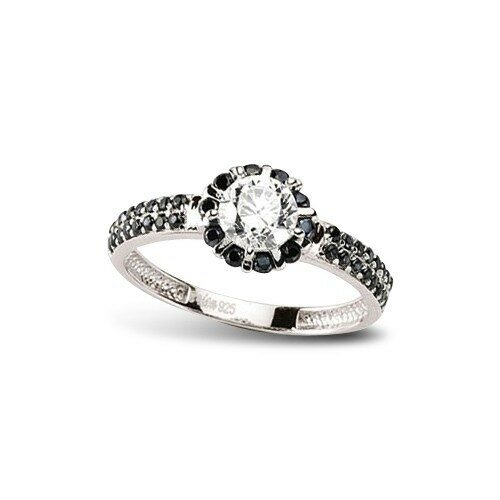 Ein silberner Ring, besetzt mit einem auffälligen zentralen Zirkonia-Stein, umgeben von kleineren schwarzen und weißen Zirkonia-Steinen, die ein harmonisches und kontrastreiches Design schaffen. Echtschmuck.shop