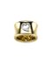 Alt-Text für das Bild eines goldenen Rings mit Herz: Ein goldener Ring mit einem Herz in der Mitte. Der Ring ist aus poliertem Gold und hat eine glatte Oberfläche. Das Herz ist leicht erhaben und hat eine facettierte Oberfläche.