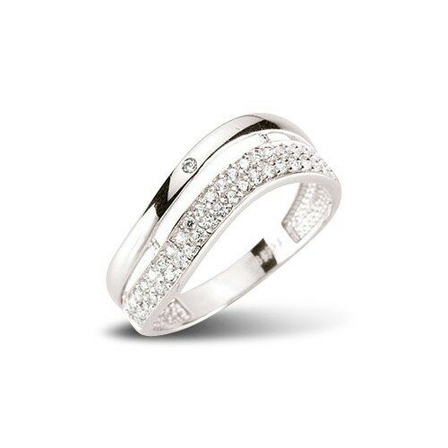 Ein eleganter Ring mit funkelnden Diamanten auf einem weißen Hintergrund.