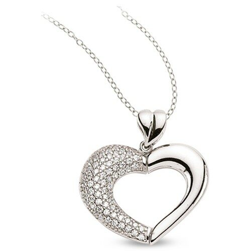 Herzanhänger-Halskette mit einem kleineren Herz im Inneren und drei eingebetteten klaren Kristallen, die an einer silbernen Kette aufgehängt ist. Es symbolisiert Liebe und Eleganz. Echtschmuck.shop