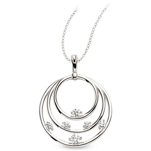 Silberne Halskette mit einem Anhänger, der zwei ineinander verschlungene Ringe mit funkelnden Zirkonia-Steinen darstellt. Dieses Schmuckstück symbolisiert Einheit und Luxus. Echtschmuck.shop