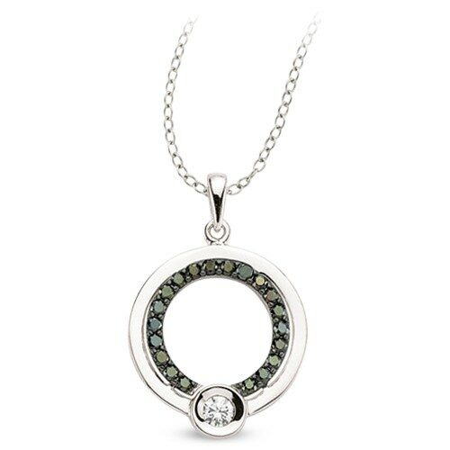 “Silberne Halskette mit rundem Anhänger, verziert mit grünen und klaren Steinen, die Eleganz und Raffinesse ausstrahlen. Echtschmuck.Shop