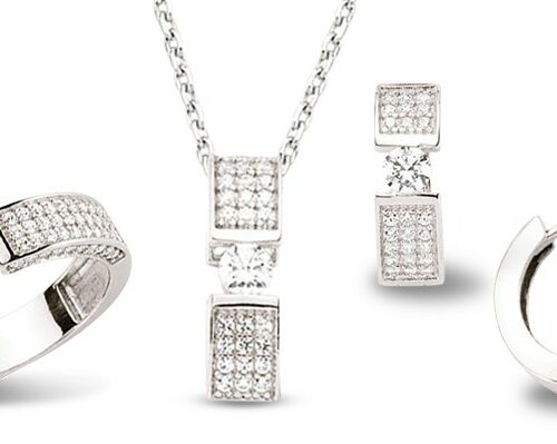 Ein elegantes Set aus Silberschmuck mit funkelnden Zirkonia-Steinen, bestehend aus einem Ring, einer Halskette mit Anhänger und einem Paar Ohrringe. Die Stücke zeichnen sich durch ihre Schönheit und Eleganz aus.Echtschmuck.shop