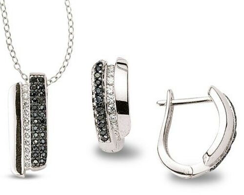 Eine Kollektion eleganter Silberschmuckstücke, verziert mit schwarzem und weißem Zirkonia, darunter ein einzigartig gestalteter Ring, eine Halskette mit Anhänger und ein Paar hängende Ohrringe, jedes Stück zeigt eine harmonische Mischung aus kontrastierenden Farbtönen, die Raffinesse ausstrahlt. Echtschmuck.shop